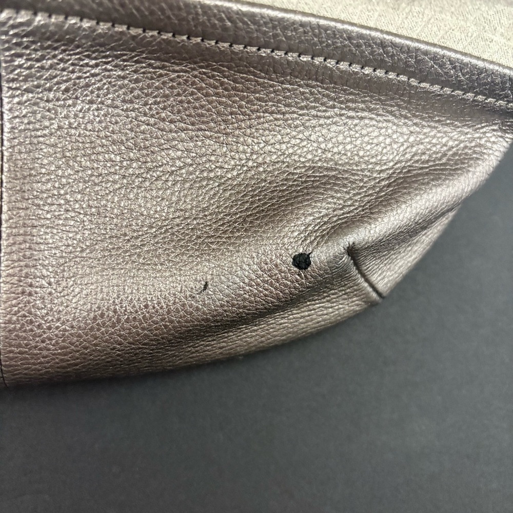 B MAKOWSKY METALLIC SILVER SOFT LEATHER HOBO STYLE HANDBAG - A8 - Picture 2 of 11